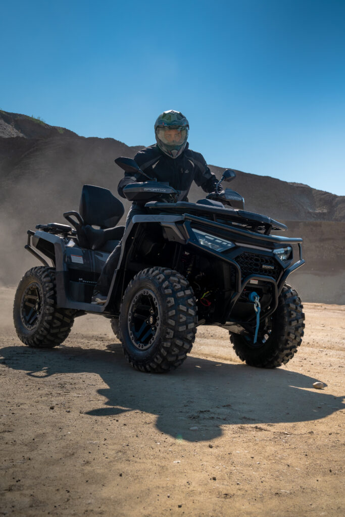 Fahrer auf einer SPORTIVA 620 GT im Gelände, bereit zum Losfahren – kräftige Bereifung, sportlicher Look und klare Haltung im Sonnenlicht.
