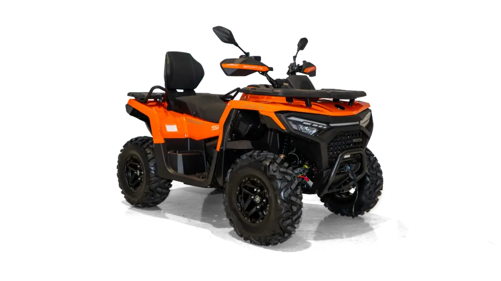 SPORTIVA 520 GT ATV in Impact Orange, Frontansicht von schräg links, schwarzer Hintergrund, 12 Zoll Alu-Felgen, Seilwinde, Gepäckträger vorne und Soziussitz.