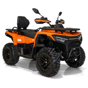 SPORTIVA 520 GT ATV in Impact Orange, Frontansicht von schräg links, schwarzer Hintergrund, 12 Zoll Alu-Felgen, Seilwinde, Gepäckträger vorne und Soziussitz.