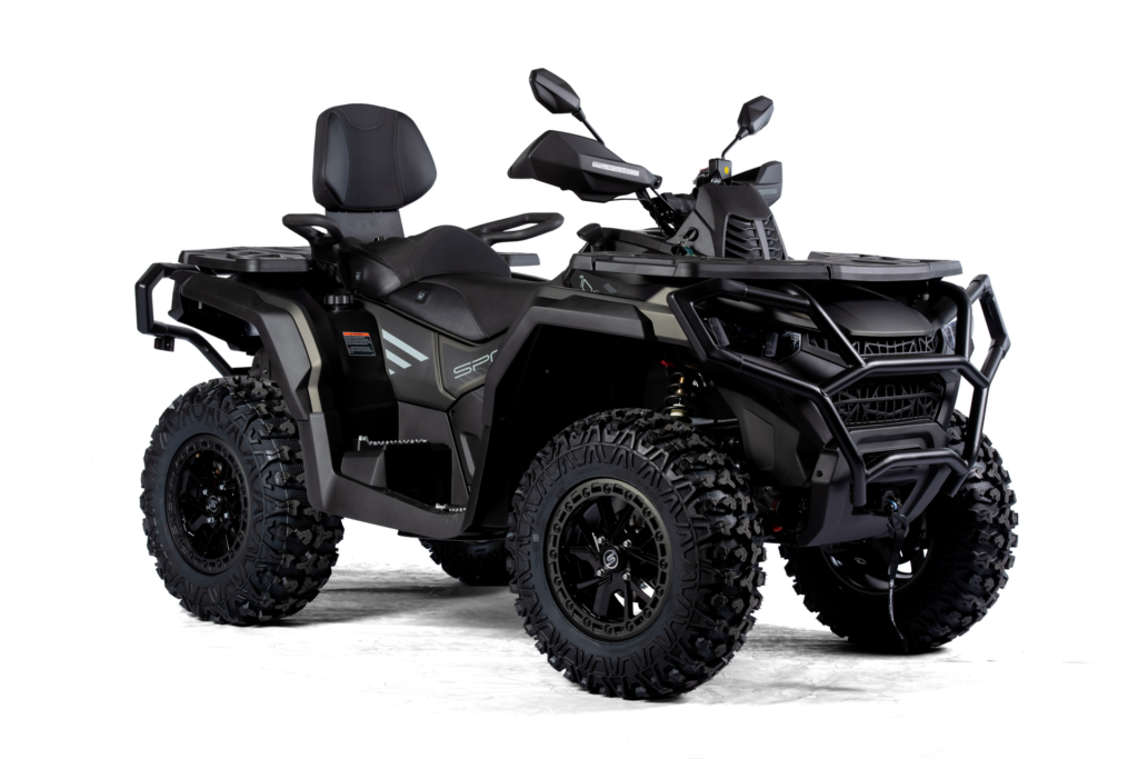 SPORTIVA 1000 DUALE GT ATV in Matt Forest Grün, Frontansicht studio, 14 Zoll Beadlock-Felgen, massiver Frontbumper mit Seilwinde und LED-Scheinwerfer.