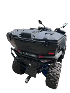 Rückansicht SPORTIVA ATV mit geschlossenem schwarzen 110 Liter Top Case auf Gepäckträger